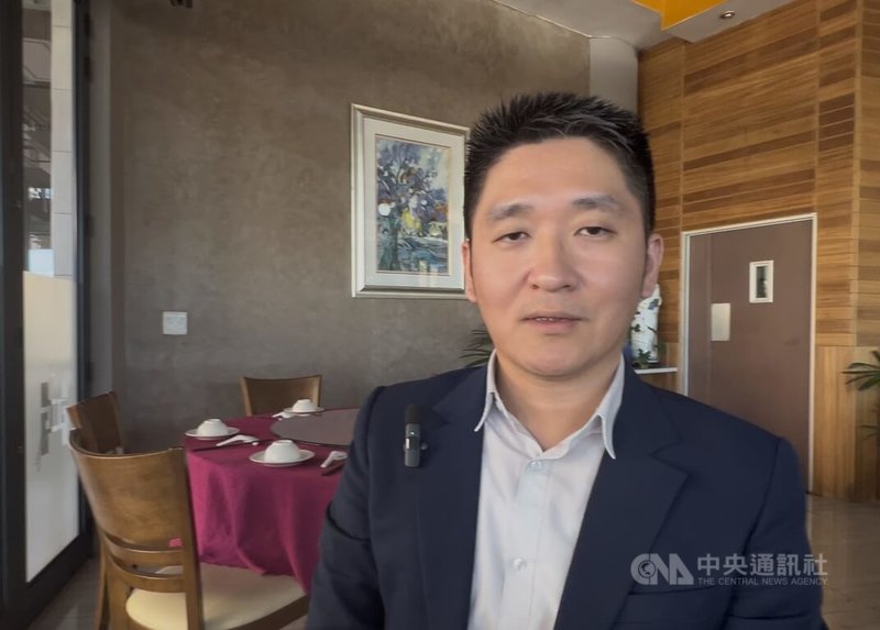 駐南非代表處警務秘書呂崇維表示，近期接獲多起假冒學校訂桌並要求代購匯款的詐騙通報，提醒僑胞提高警覺。中央社記者李依璇約翰尼斯堡攝　115年2月13日