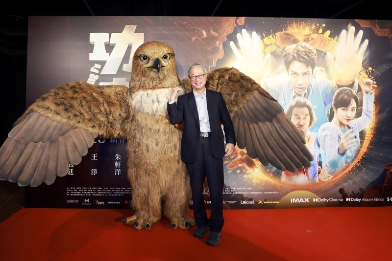 曾為電影人也自稱是「國片超級推銷員」的文化部長李遠（圖）春節前觀賞賀歲片「功夫」，並與片中的道具巨鵰合影留念。（文化部提供）中央社記者王心妤傳真　115年2月13日