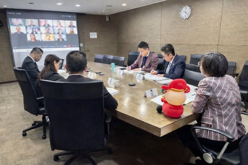 內政部長劉世芳（右）13日赴移民署和派駐全球各地使領館的移民秘書視訊連線，感謝大家長年在異鄉為國奉獻，展現守護國門能量。（移民署提供）中央社記者黃麗芸傳真 115年2月13日