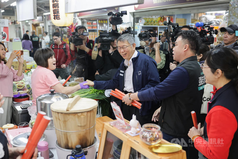 台灣民眾黨創黨主席柯文哲（前中）13日陪同民眾黨台北市議員張志豪（前右2）至安東市場發春聯，向攤商拜早年。中央社記者裴禛攝　115年2月13日