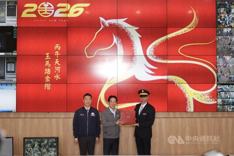 交通部長陳世凱（左）13日陪同總統賴清德（中）到台北車站特定區聯合防災中心視察春節假期交通疏運情形，現場頒發禮品給各單位代表。中央社記者徐肇昌攝　115年2月13日