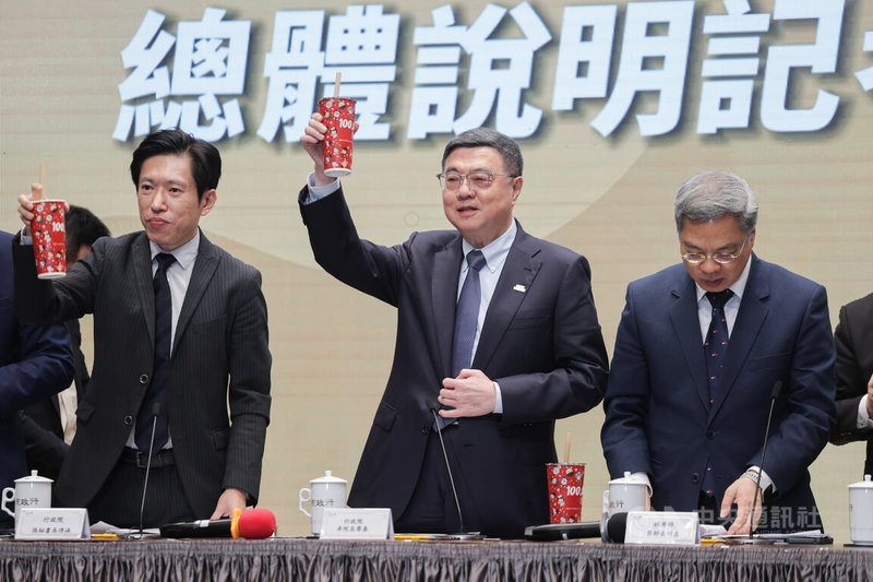 台美對等貿易協定完成簽署，行政院秘書長張惇涵（左）13日在政院記者會中高舉珍珠奶茶，指珍奶中的茶葉、樹薯粉等銷美農產品皆零關稅，正是談判團隊辛苦成果的縮影。行政院長卓榮泰（中）也一同高舉珍奶表達肯定。中央社記者裴禛攝　115年2月13日