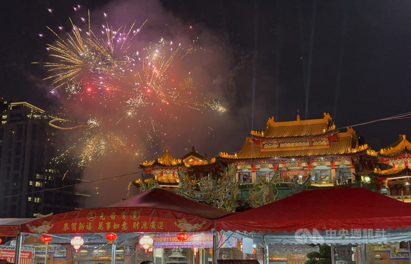 新北市三重先嗇宮馬年燈會13日晚間點燈,現場熱鬧放煙火,與民眾一同準備開心迎春節。中央社記者曹亞沿攝 115年2月13日