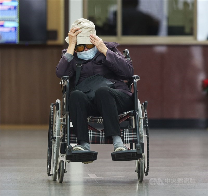北市8旬婦疑因心力交瘁，悶死癱瘓50年的兒子，一審判刑2年6月並建請特赦，案經上訴，由台灣高等法院審理。圖為二審庭後她乘坐輪椅準備離開法院。（中央社檔案照片）