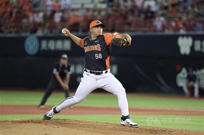 世界棒球經典賽（WBC）台灣隊13日首場對外練習賽，排出投手胡智爲（圖）先發，與捕手林家正搭配，先發打序安排10棒。（中央社檔案照片）