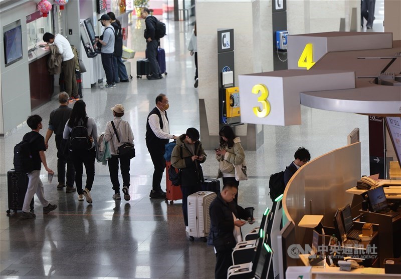 受惠旅遊、網購等消費成長，5大發卡銀行信用卡2026年1月簽帳金額近新台幣3086億元，年增31.04%。（中央社檔案照片）