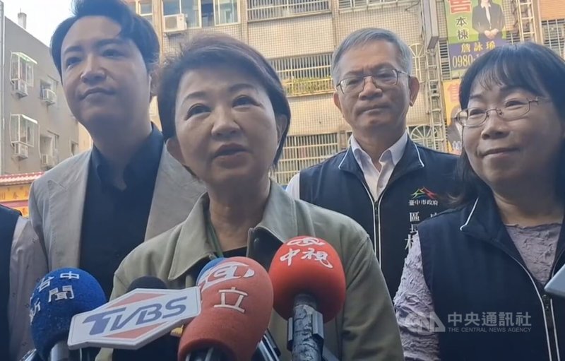 台美已正式完成「對等貿易協定（ART）」簽署。台中市長盧秀燕（左2）13日接受媒體聯訪時說，絕大部分行業因關稅底定可以放心拚經濟，希望對於受影響產業給予更多支持及關心，市府也已啟動盤點。中央社記者郝雪卿攝  115年2月13日