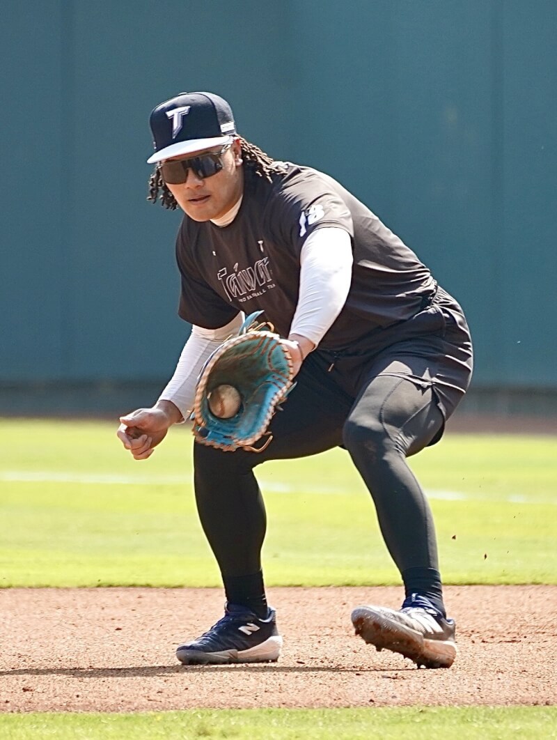世界棒球經典賽(WBC)台灣隊持續備戰,13日在高雄澄清湖棒球場與中職台鋼雄鷹隊打練習賽。選手張育成先發打2棒。中央社記者董俊志攝 115年2月13日