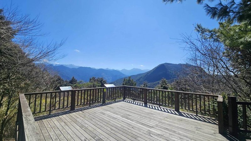 雪霸國家公園管理處13日表示，觀霧遊憩區「雲霧步道」修繕完工，14日恢復全線開放。天氣晴朗時，從雲霧步道觀景平台可遠眺雪山山脈「聖稜線」等山景。（雪管處提供）中央社記者管瑞平傳真　115年2月13日