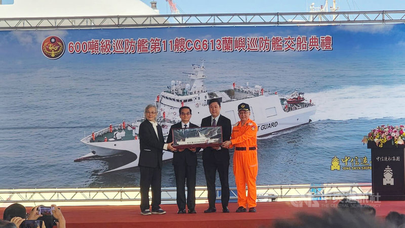 海委會海巡署第11艘的600噸級巡防艦「蘭嶼巡防艦」13日交船，由海委會副主委張忠龍（左2）主持典禮，並邀請國安會副祕書長李問（右2）出席見證遞交船模儀式。中央社記者洪學廣攝　115年2月13日