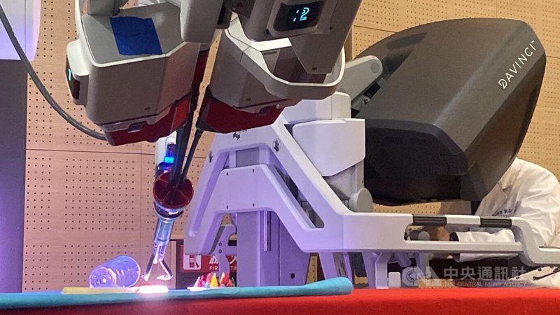 新北市立土城醫院13日舉行達文西微創手術破千例暨新北首座單孔達文西設備啟用記者會，現場展示2月引進的衛福部核可全新一代「達文西單孔（Single-Port）機器手臂系統」。中央社記者黃旭昇攝　115年2月13日