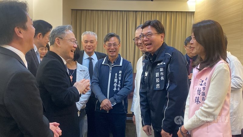 新北市副市長劉和然（前右2）13日到土城醫院出席達文西微創手術破千例暨新北市首座單孔達文西設備啟用記者會，神色輕鬆愉快。中央社記者黃旭昇攝　115年2月13日