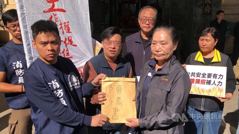 無黨籍基隆市議員陳冠羽（前中）、消防員工作權益促進會13日在基隆市政府門口舉行記者會，要求市府補充消防人力並提高待遇，由消防局副局長翁藝瑛（前右）代表接受陳情書。中央社記者王朝鈺攝　115年2月13日