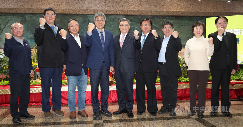 台美對等貿易協定（ART）完成簽署，農業部長陳駿季（左4）13日下午在農業部召開記者會，和中華民國養雞協會秘書長王建培（左起）、台北市米穀商業同業公會理事長梁朝凱、台灣蘭花產銷發展協會理事長黃文榮、農業部主任秘書林家榮（右起）、台灣水產工業同業公會秘書長吳姿蓉、台灣蘭花產銷發展協會秘書長曾俊弼、農業部政務次長黃昭欽、台灣連鎖加盟促進協會理事長吳永強共同出席。中央社記者張新偉攝　115年2月13日