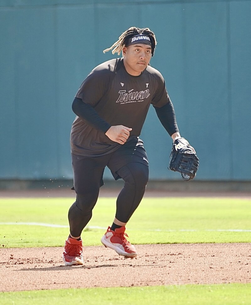 世界棒球經典賽（WBC）台灣隊持續備戰，13日在高雄澄清湖棒球場與中職台鋼雄鷹隊打練習賽。圖為選手吉力吉撈．鞏冠賽前暖身。中央社記者董俊志攝　115年2月13日