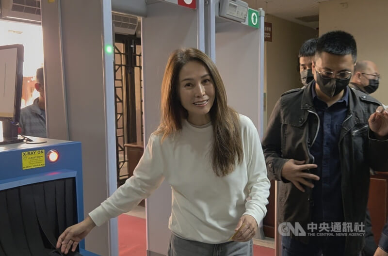 無黨籍立委高金素梅（左）涉詐領助理費等案，台北地檢署13日訊後諭令100萬元交保。中央社記者謝君臨攝　115年2月13日