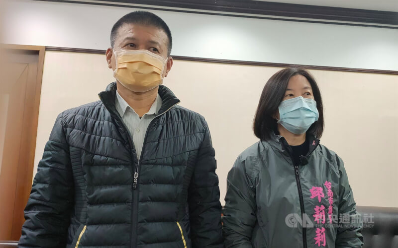 台南市議會正副議長選舉涉賄案，議長邱莉莉（右）和副議長林志展（左）等被告一審全數無罪。（中央社檔案照片）