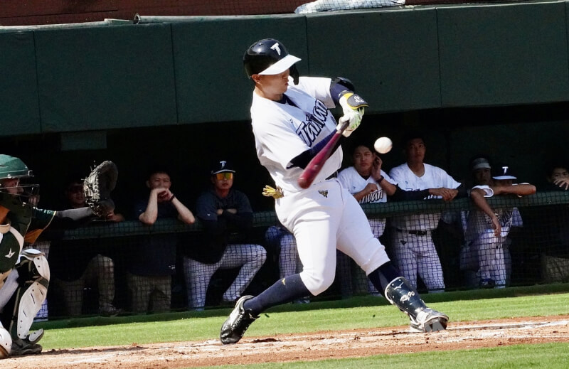 世界棒球經典賽(WBC)台灣隊13日在高雄澄清湖棒球場與中職台鋼雄鷹隊進行練習賽,台灣隊游擊手江坤宇(中)上場打擊。中央社記者董俊志攝 115年2月13日