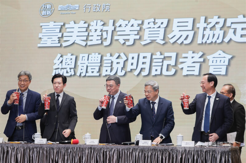 行政院13日下午舉行「台美對等貿易協定總體說明記者會」，行政院長卓榮泰（前中）會後和與會部會首長一起喝珍奶，感謝行政團隊在對等關稅談判中爭取到好成績、守住台灣關鍵農產。中央社記者裴禛攝　115年2月13日