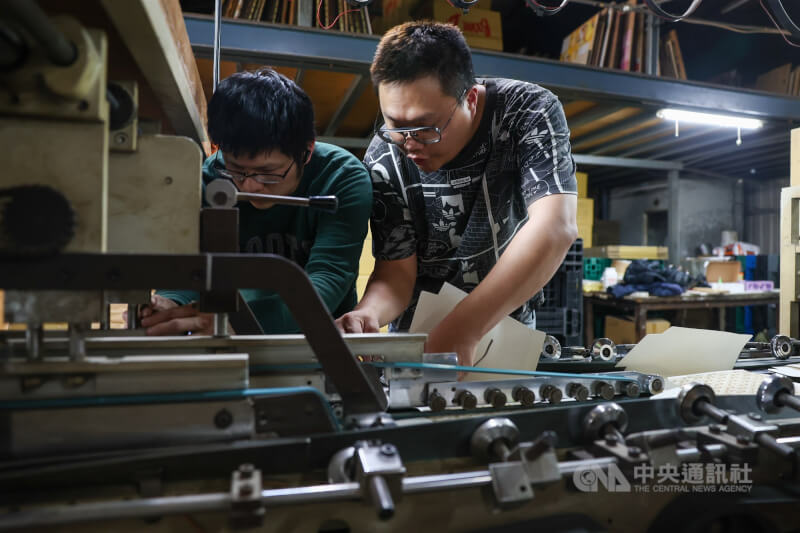 台美對等貿易協議中提到禁止強迫勞動產品輸入，並降低中小企業勞工籌組工會門檻等。圖為新北市板橋區一處製造加工廠生產線運作情形。（中央社檔案照片）