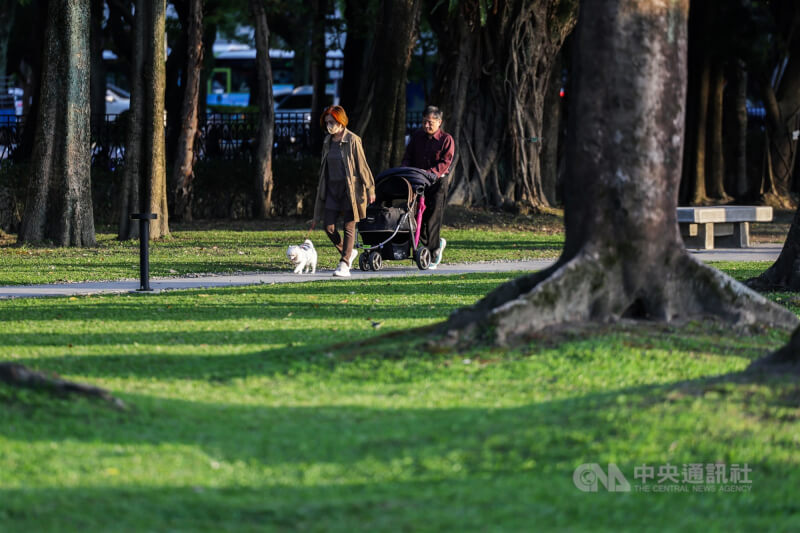 圖為民眾午後在國父紀念館周邊散步，享受陽光。（中央社檔案照片）