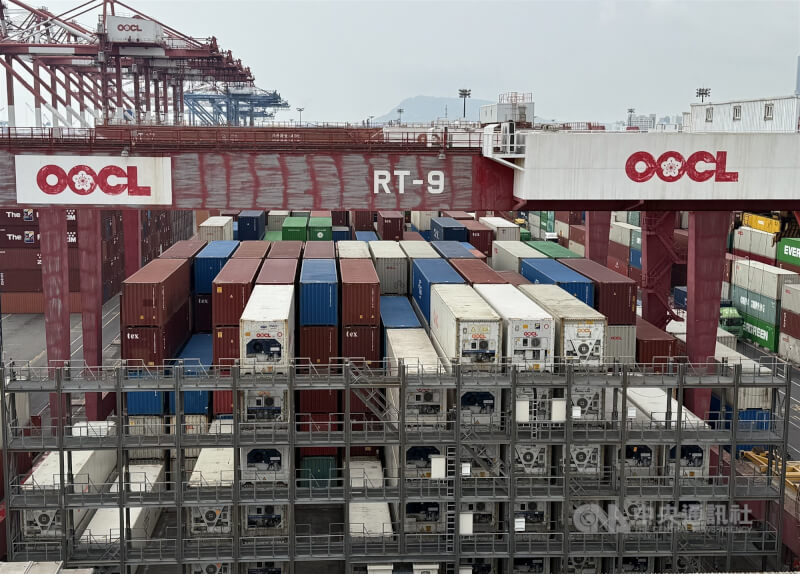 台美簽署對等貿易協定（ART），經濟部長龔明鑫13日表示，台灣工業產品有1811項獲得對等關稅豁免。圖為高雄港內層層堆疊的貨櫃。（中央社檔案照片）