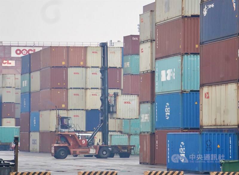 主計總處13日大幅上修115年經濟成長率預測值至7.71%，且估全年商品出口飛越7000億美元大關，直奔7831億美元，再創歷史新高，年增22.22%。圖為高雄港內貨櫃。（中央社檔案照片）