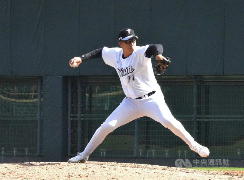 世界棒球經典賽(WBC)台灣隊13日在高雄澄清湖棒球場與中職台鋼雄鷹隊進行首場對外練習賽。圖為投手莊昕諺登板後援。中央社記者董俊志攝 115年2月13日
