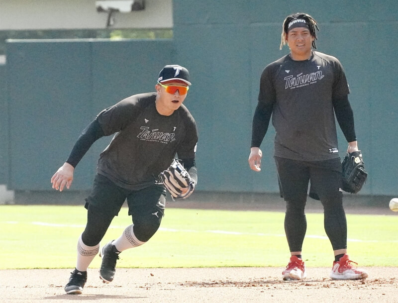 世界棒球經典賽(WBC)台灣隊持續備戰,13日在高雄澄清湖棒球場與中職台鋼雄鷹隊進行練習賽。圖為選手賽前練習。中央社記者董俊志攝 115年2月13日