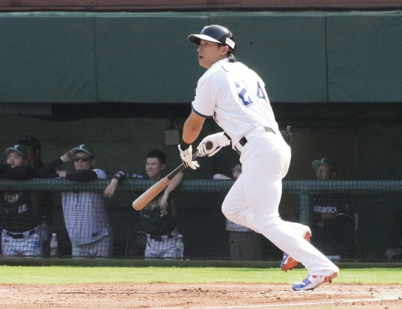 世界棒球經典賽(WBC)台灣隊13日在高雄澄清湖棒球場與中職台鋼雄鷹隊進行首場對外練習賽。圖為台灣隊長陳傑憲(前)打擊。中央社記者董俊志攝 115年2月13日