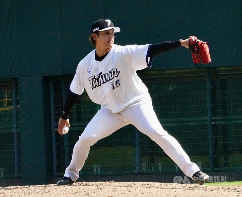 世界棒球經典賽(WBC)台灣隊13日在高雄澄清湖棒球場與中職台鋼雄鷹隊進行首場對外練習賽。圖為投手張奕登板中繼。中央社記者董俊志攝 115年2月13日