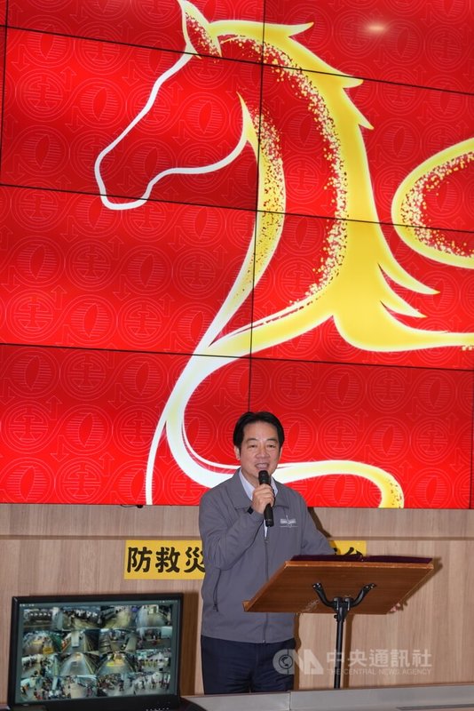 總統賴清德（圖）13日下午前往台北車站特定區聯合防災中心視察春節假期交通疏運情形，致詞時感謝連續假期間辛苦執勤的工作人員。中央社記者徐肇昌攝　115年2月13日