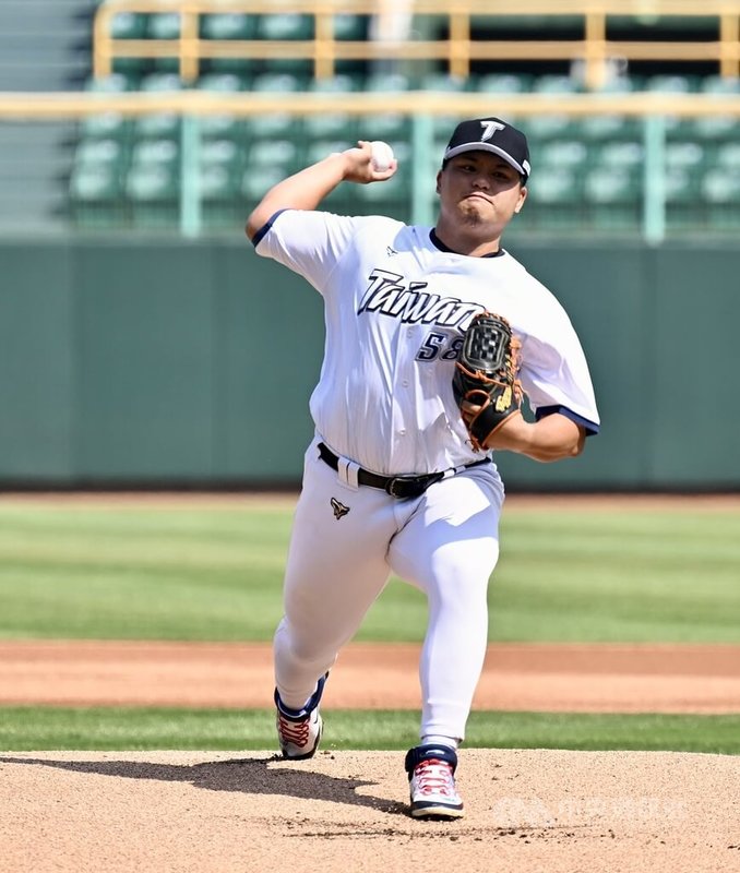 世界棒球經典賽(WBC)台灣隊持續備戰,13日在高雄澄清湖棒球場與中職台鋼雄鷹隊打練習賽,排出投手胡智爲先發。中央社記者董俊志攝 115年2月13日