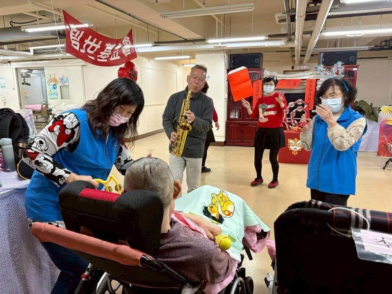 專收植物人的創世安養院，除依照傳統節日安排布置，更會安排戳戳樂、做春聯，或是安排表演，讓臥床者也能感受到春節溫暖。（創世基金會提供）中央社記者曾以寧傳真　115年2月14日