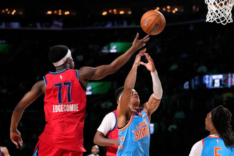 費城76人的埃奇庫姆（左）與紐奧良鵜鶘的費爾斯（右）13日在新秀挑戰賽爭搶籃板。（美聯社）