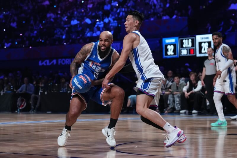 今年NBA名人賽邀請林書豪（前右）在內等退役球星與明星藝人參與，結果他以罕見的8分球為白隊奠定勝利基礎。（美聯社）