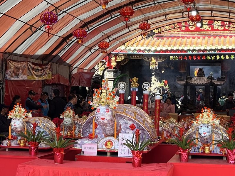 位於苗栗縣竹南鎮的后厝龍鳳宮將舉辦迎春系列活動，並由乞龜活動打頭陣，準備至少100隻以上大小金錢龜及一隻龜王。圖為過去舉辦乞龜活動情形，中間為龜王。（竹南后厝龍鳳宮提供）中央社記者王揚宇傳真　115年2月14日