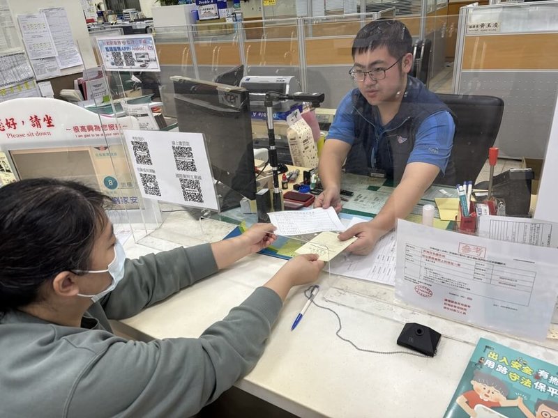 海外自駕旅遊興起，交通部公路局統計，114年換發國際駕照逾24萬件，較113年成長近2萬件，其中日文譯本更受歡迎。（交通部公路局提供）中央社記者黃巧雯傳真　115年2月14日