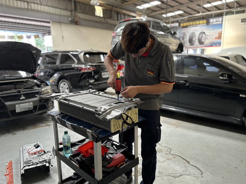 因應電動車市場趨勢，行冠企業指出，部署設置油電混合車與電動車維修中心，布局電池維修市場，培訓專業電池維修人員。（行冠企業提供）中央社記者鍾榮峰傳真　115年2月14日