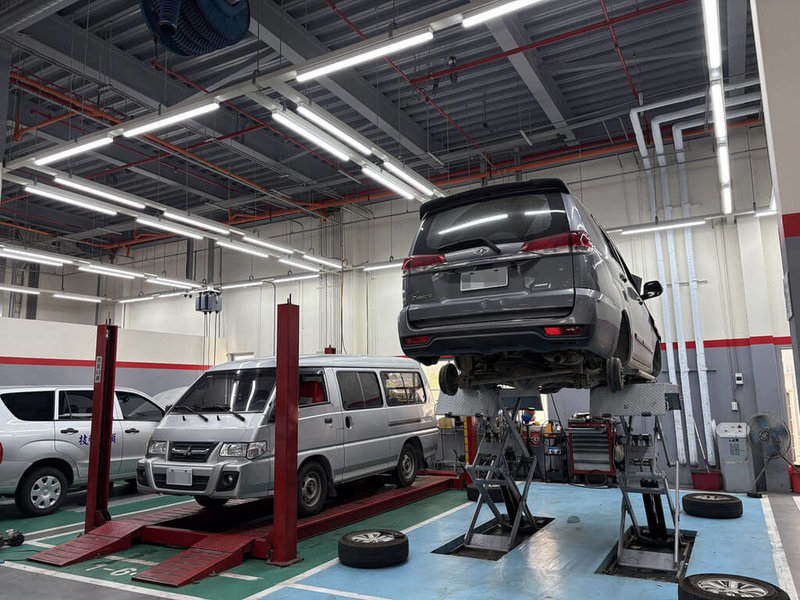 中華三菱表示，每年返廠維修保養輛數超過60萬輛，因應車輛進出服務廠頻繁，加大服務廠維修區域與客休空間，並導入數位服務流程。（中華車提供）中央社記者鍾榮峰傳真　115年2月14日