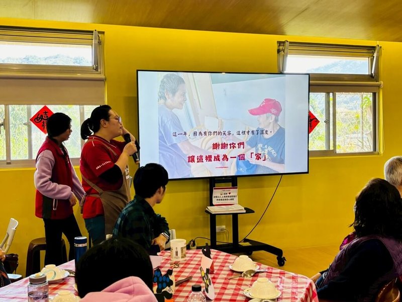 長輩可能因身體沒力氣或認知能力下降，而逐漸失去過節的動力與敏銳度。老五老基金會每年在日間照顧中心安排過年圍爐，透過儀式感為長輩「定錨」，維持生活中的盼望與目標。（老五老基金會提供）中央社記者曾以寧攝　115年2月14日
