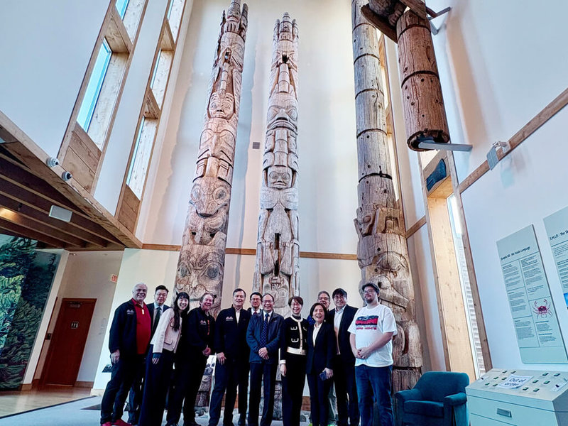 駐加拿大台灣代表曾厚仁等一行人近日參訪海達瓜依群島，在海達民族博物館內探索豐富深厚的海達文化，無論是建築或是文物，都能感受到海洋、土地等自然之美。（駐加拿大代表處提供）中央社記者程愛芬溫哥華傳真　115年2月14日