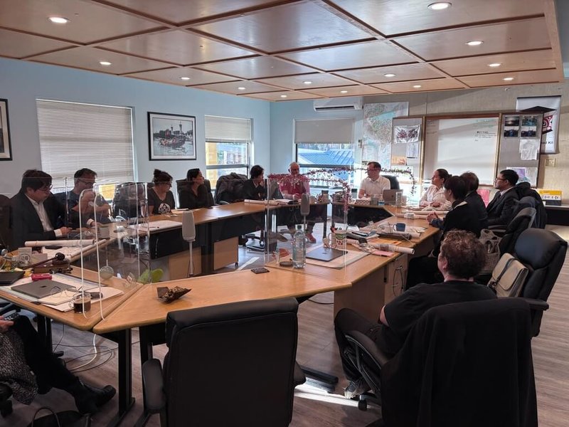 曾厚仁訪團一行人與海達瓜依群島上的「斯基德蓋特部落議會」（Skidegate Band Council）及當地原民觀光業者座談交流，探索台加合作新方向。（駐加拿大代表處提供）中央社記者程愛芬溫哥華傳真　115年2月14日