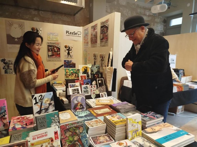 旅法台人李旻諭成立「台灣商城」，前往法國各大漫畫節，推介近60本不同台漫作品，與民眾直接交流，發現不少法國讀者其實看過台漫，卻不知道作者是台灣人。圖為2025年底法國安古蘭Grand Off盛會。（李旻諭提供）中央社記者李若韻巴黎傳真　115年2月14日