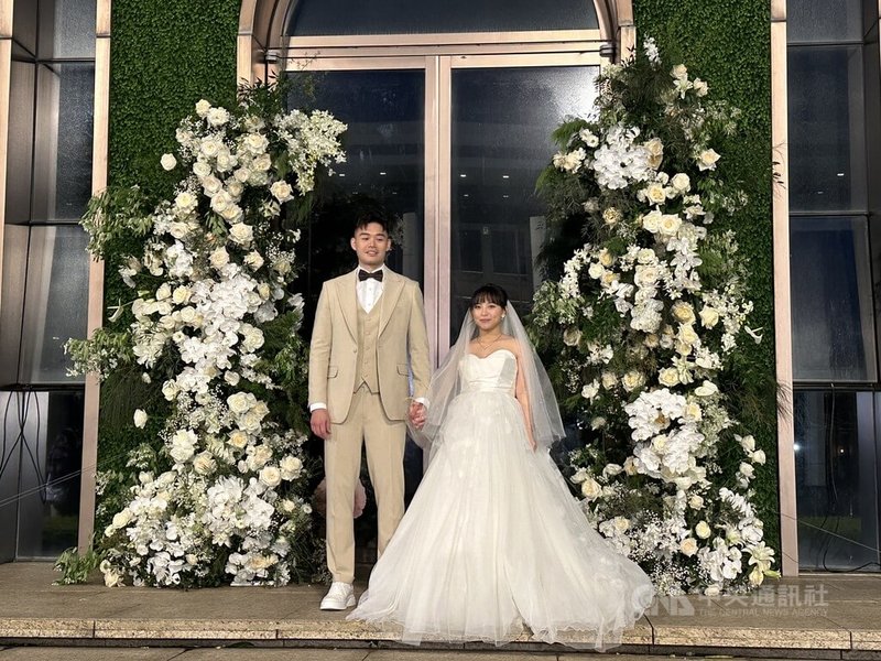 拿下奧運雙金的台灣羽球好手王齊麟（左）2025年底順利辦完婚禮，後來也與老婆陳詩媛（十元）（右）一起公開超音波照片，證實升格當爸媽，目前預產期在今年3月下旬。中央社記者黎建忠攝　115年2月14日