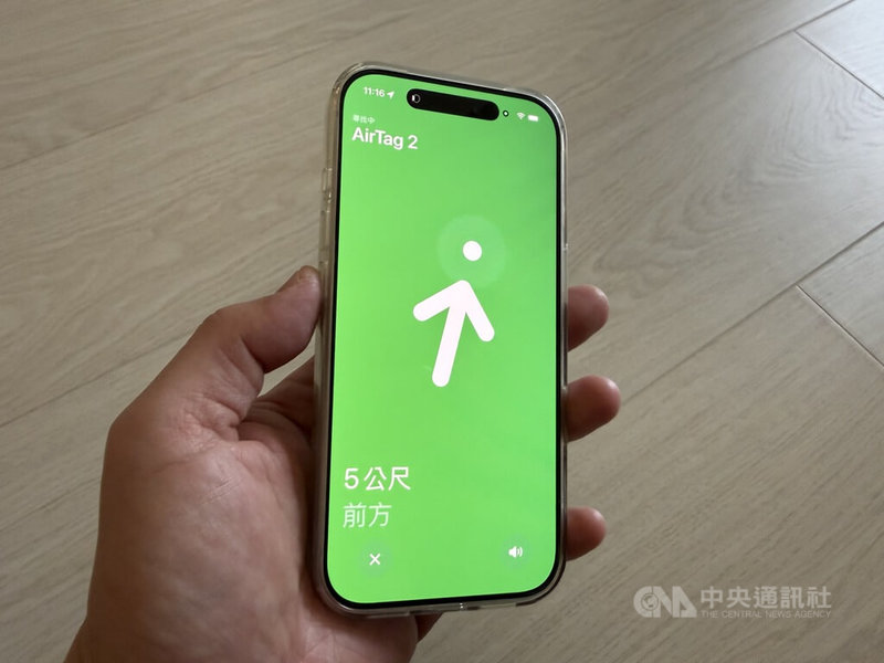蘋果公司推出第2代藍牙定位器AirTag 2,提供「精確尋找」功能,追蹤範圍擴大50%,可透過觸覺、視覺和音訊回饋來定位AirTag的所在位置。中央社記者吳家豪攝 115年2月14日