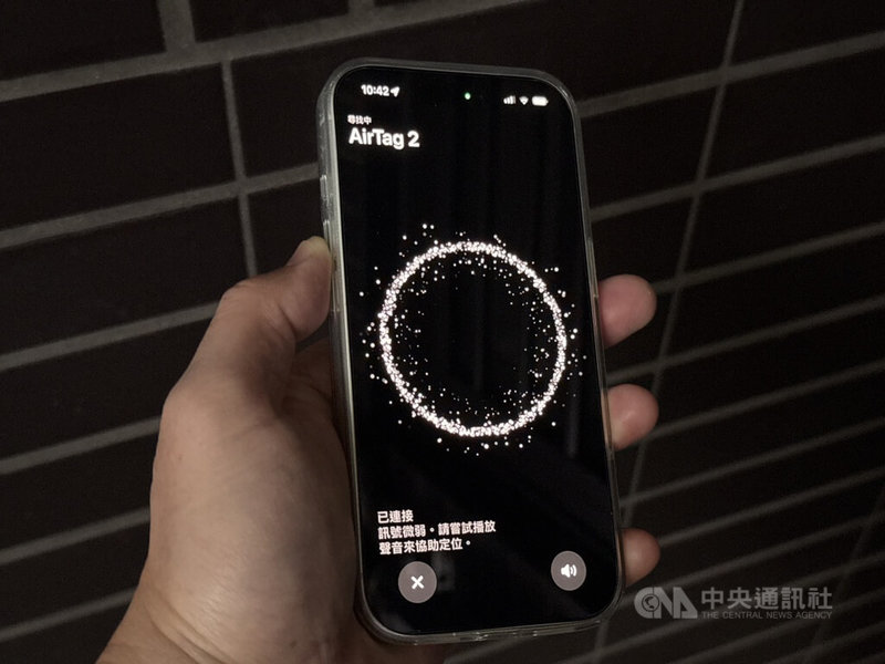 蘋果公司推出第2代藍牙定位器AirTag 2,採用第2代超寬頻晶片與升級的藍牙晶片,擴大了可定位物品的距離範圍。中央社記者吳家豪攝 115年2月14日