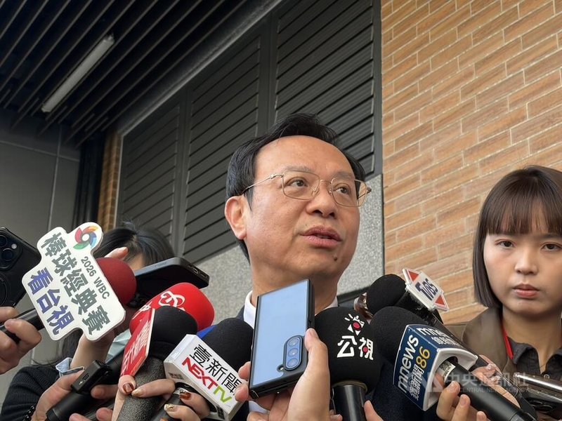 春節連假急重症醫療量能受關注。衛福部長石崇良（中）14日表示，今年急診候床情形比往年下降很多，台北僅台大醫院候床逾50人，目前也未見患者無法安排收治加護病房（ICU）情形。中央社記者曾以寧攝　115年2月14日