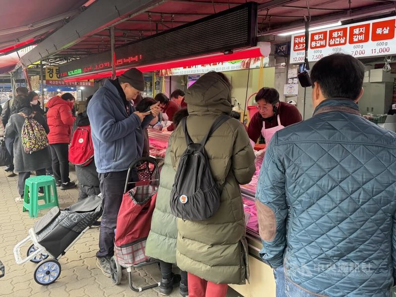 韓國從14日開始迎接一共5天的過年連假，前幾天開始首爾大型傳統市場「京東市場」就湧進人潮，許多民眾在蔬果、肉類等攤販比價購買食材。中央社記者楊啟芳首爾攝　115年2月14日