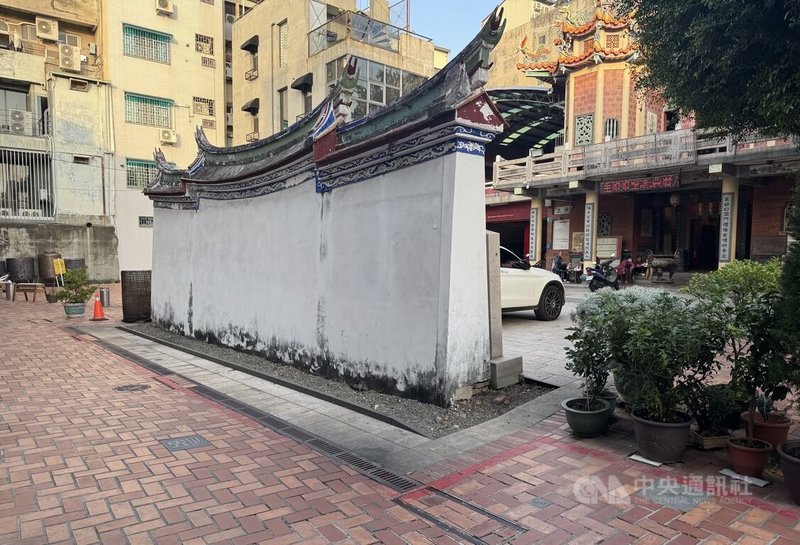 台南市中西區萬福庵及陳世興古厝歷史街區，以萬福庵廟埕為核心空間，廟前照牆也叫照壁，是傳統建築特有入口屏障形式，具有阻擋邪氣功能。中央社記者張榮祥攝　115年2月14日